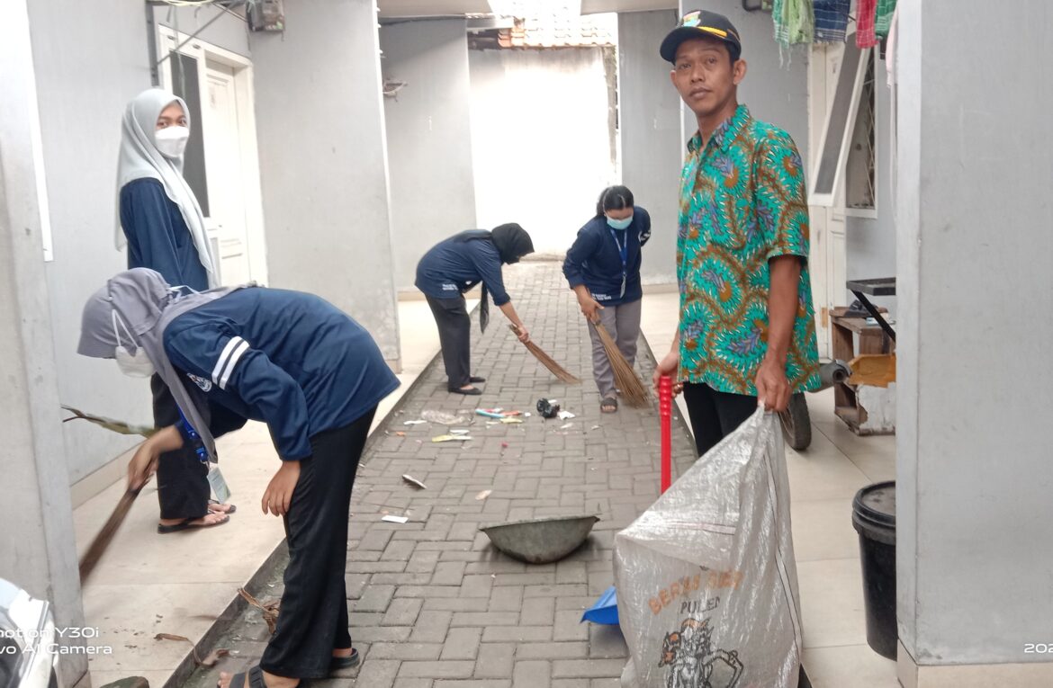 Mahasiswi Universitas Yatsi Madani Ajak Warga Gotong Royong Ciptakan