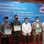 Kapten Inf Jakson Beay Raih Anugerah Dari PWI Banten