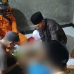 KORBAN TERSERET OMBAK DI PANTAI OMBAK PUTIH CIKAKAK DITEMUKAN MENINGGAL DUNIA OLEH TIM SAR GABUNGAN