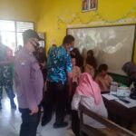 Tetap Semangat Mengawal Para Nakes, Personel Bhabinkamtibmas Polsek Mancak Polres Cilegon Maksimalkan Kegiatan Vaksinasi.