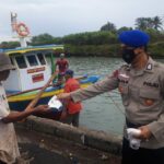 Jaga Harkamtibmas, Personel Ditpolairud Polda Banten Gelar Patroli Dialogis dan Bagikan Masker di Perairan Anyerf