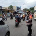 Kapolsek Jatiuwung Terjun langsung Dalam Pengaturan Lalu lintas di Sore Hari