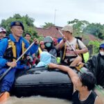 Satbrimob Polda Banten Evakuasi Masyarakat Yang Terdampak Banjir