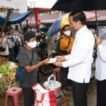 Presiden Jokowi Bagikan BLT di Pasar Angso Duo Jambi