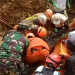 KORBAN TERAKHIR TANAH LONGSOR DI BOGOR DITEMUKAN TIM SAR GABUNGAN DALAM KONDISI MENINGGAL DUNIA