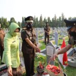 WAKIL JAKSA AGUNG MEMIMPIN UPACARA ZIARAH DAN TABUR BUNGA DI TAMAN MAKAM PAHLAWAN KALIBATA