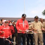 BERSAMA ISTRI, PLT WALIKOTA BEKASI HADIRI KONTES BONSAI DI ALUN ALUN M HASIBUAN KOTA BEKASI.