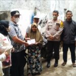 Giat Bhabinkamtibmas Peduli Warganya, Bersama 3 Pilar distribusikan bantuan BAZNAS di Mustika Sari.