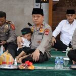 ANAK YATIM TERTIDUR PULAS dI PANGKUAN KAPOLDA BANTEN, EDI HASIBUAN, "SANGAT MENYENTUH HATI.