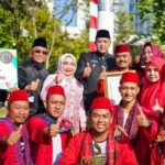 DI ACARA HUT 77 JABAR PLT WALI KOTA BERSAMA ISTRI TAMPAK SERASI GAGAH DAN ANGUN MENGENAKAN PAKAIAN ADAT