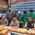 POLRES METRO JAKARTA BARAT BERHASIL MENGUMKAP JARINGAN PEREDARAN NARKOBA JENIS GANJA SEBERAT 304 KG LINTAS SUMATERA - JAWA.