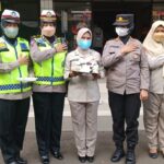 HUT Polwan Ke -74, Polwan Polsek Bekasi Kota Bakti Sosial pemberian Sembako dan Bagi Masker