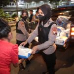 POLRI PEDULI, PATROLI PRESISI POLDA METRO JAYA LAKSANAKAN BAKSOS BAGI SEMBAKO DI MALAM HARI.