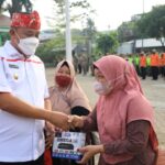 Plt. Wali Kota Bekasi Berikan Langsung Sejumlah Penghargaan di Apel Minggon Kecamatan Jatiasih