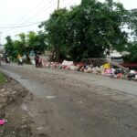 Pinggiran Jalan Utama Pasarkemis - Jatiuwung Menjadi Tempat Pembuangan Sampah Dan di Tambah Jalan Rusak.