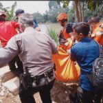 Ahmad Abay (15) dengan melakukan upaya penyisiran menggunakan perahu karet di sepanjang aliran sungai Cisadane.