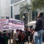 Ribuan yang tergolong mahasiswa dan orang tua demo didepan pintu gerbang DPRD Medan agar penipuan di tangkap.